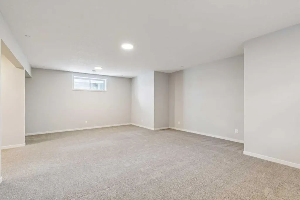 31 Hotchkiss Avenue SE Calgary AB T3S 0T5