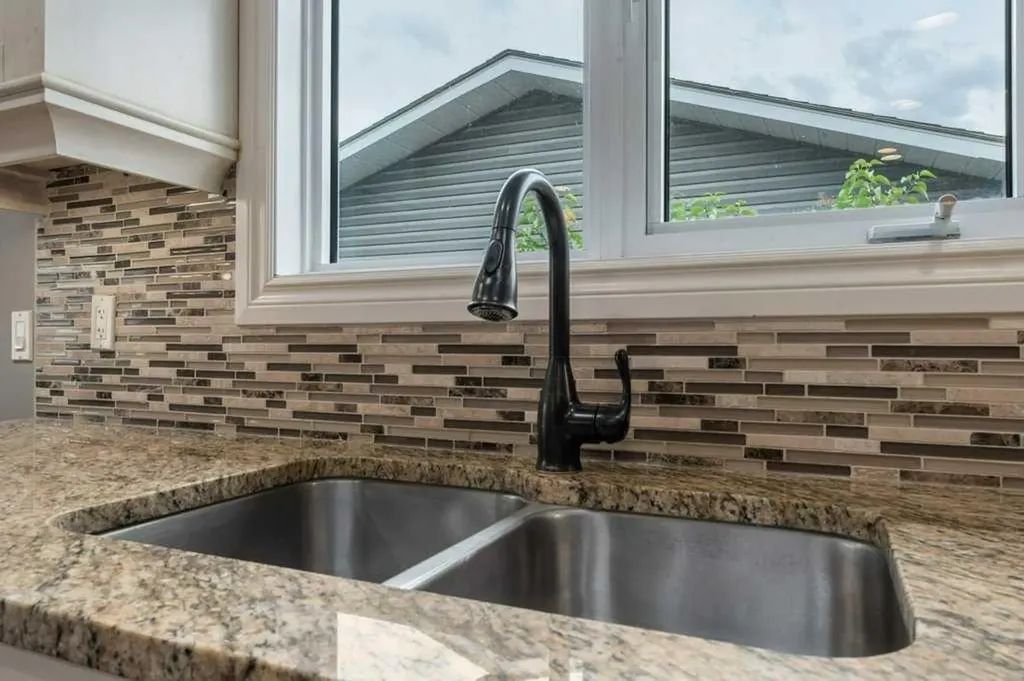 648 97 Avenue SE Calgary AB T2J 0H4