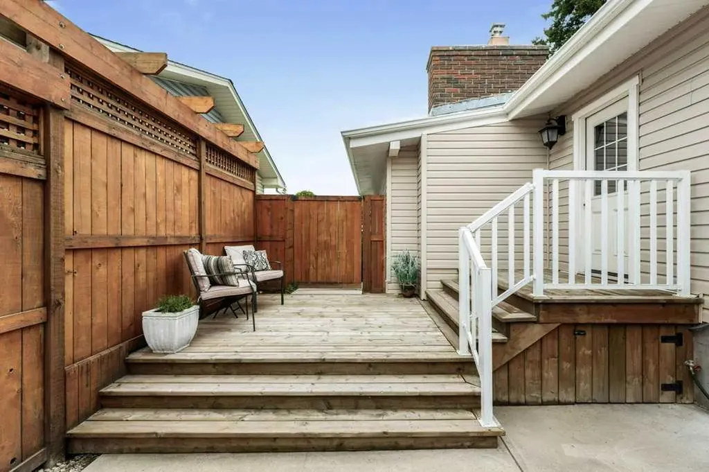 648 97 Avenue SE Calgary AB T2J 0H4