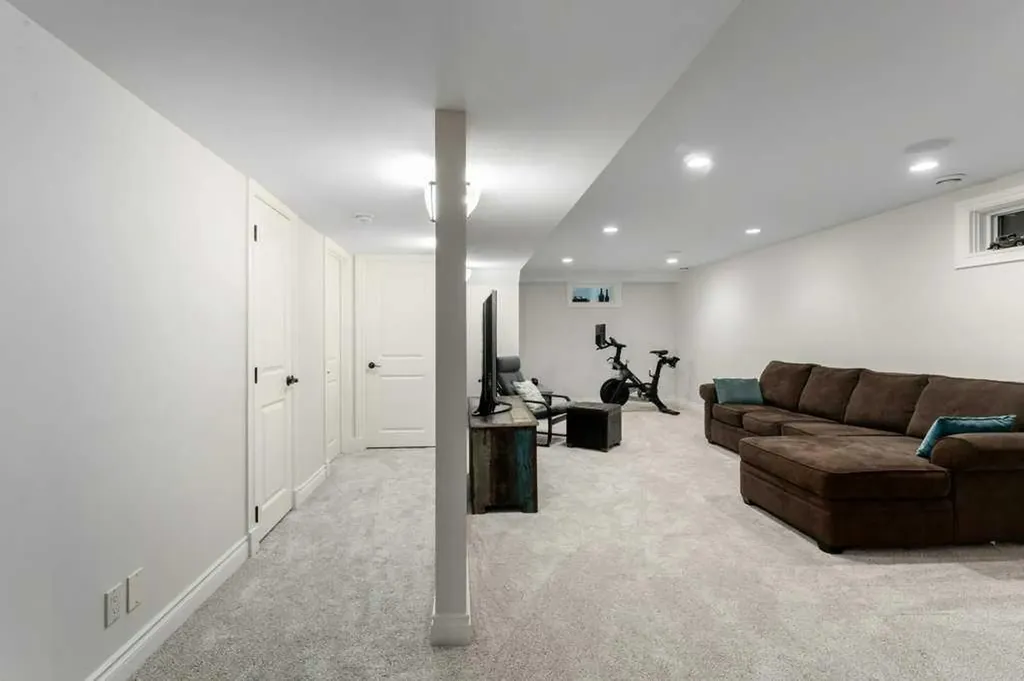 648 97 Avenue SE Calgary AB T2J 0H4