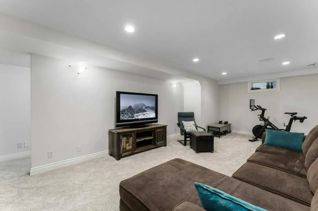 648 97 Avenue SE Calgary AB T2J 0H4