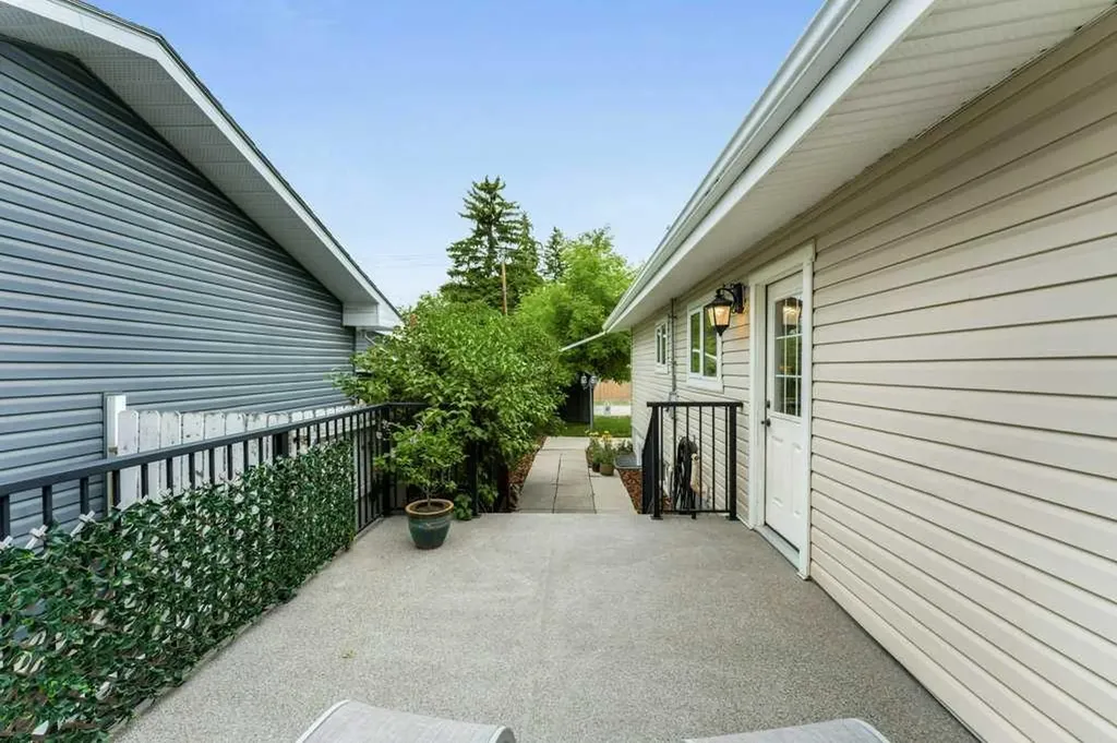 648 97 Avenue SE Calgary AB T2J 0H4