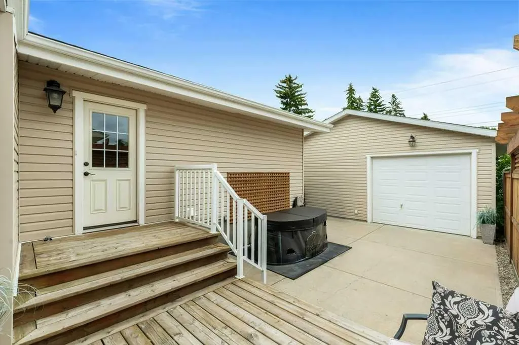 648 97 Avenue SE Calgary AB T2J 0H4