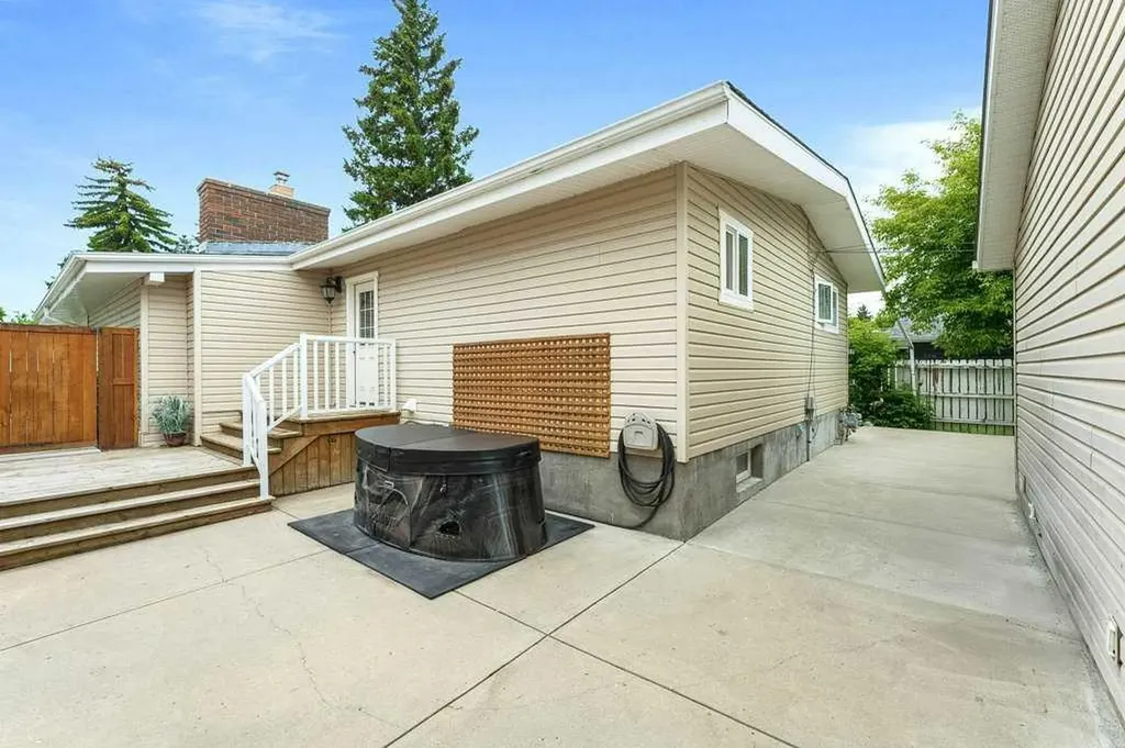 648 97 Avenue SE Calgary AB T2J 0H4