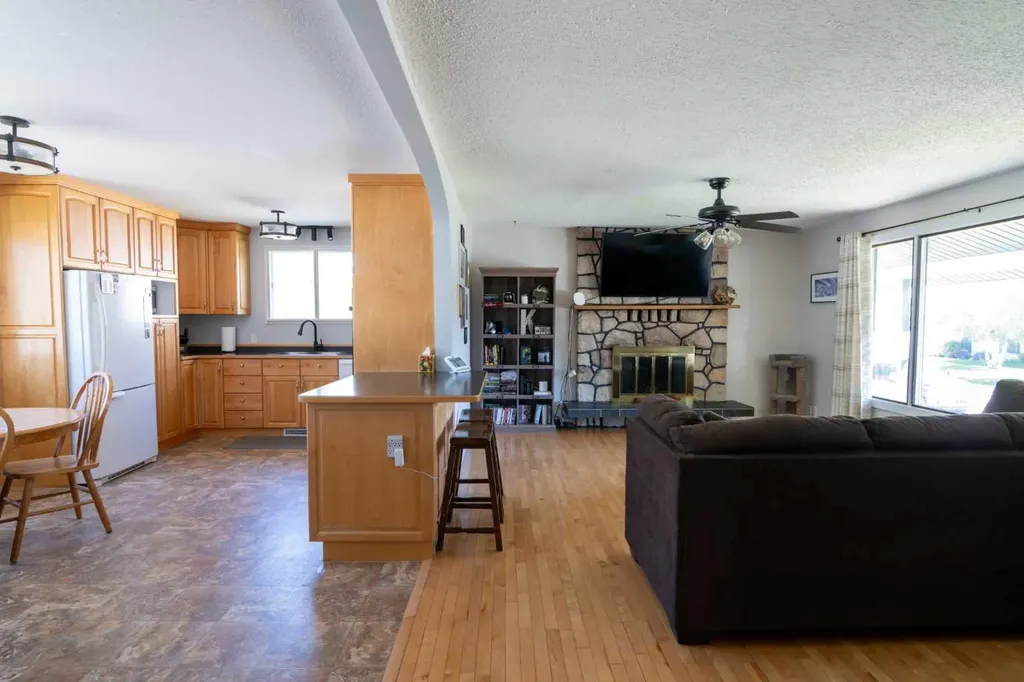 5320 12 Avenue Edson AB T7E 1J8