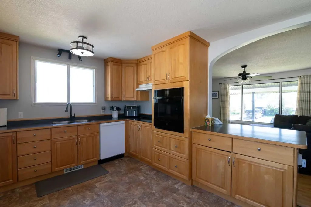 5320 12 Avenue Edson AB T7E 1J8