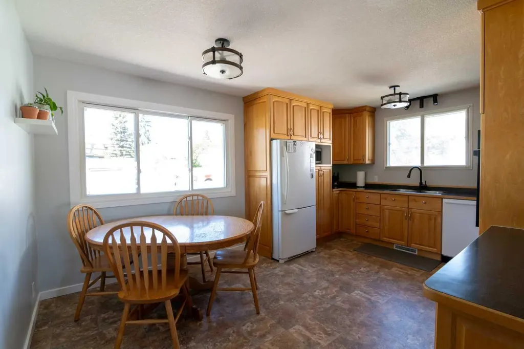 5320 12 Avenue Edson AB T7E 1J8