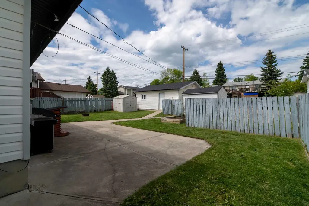 5320 12 Avenue Edson AB T7E 1J8