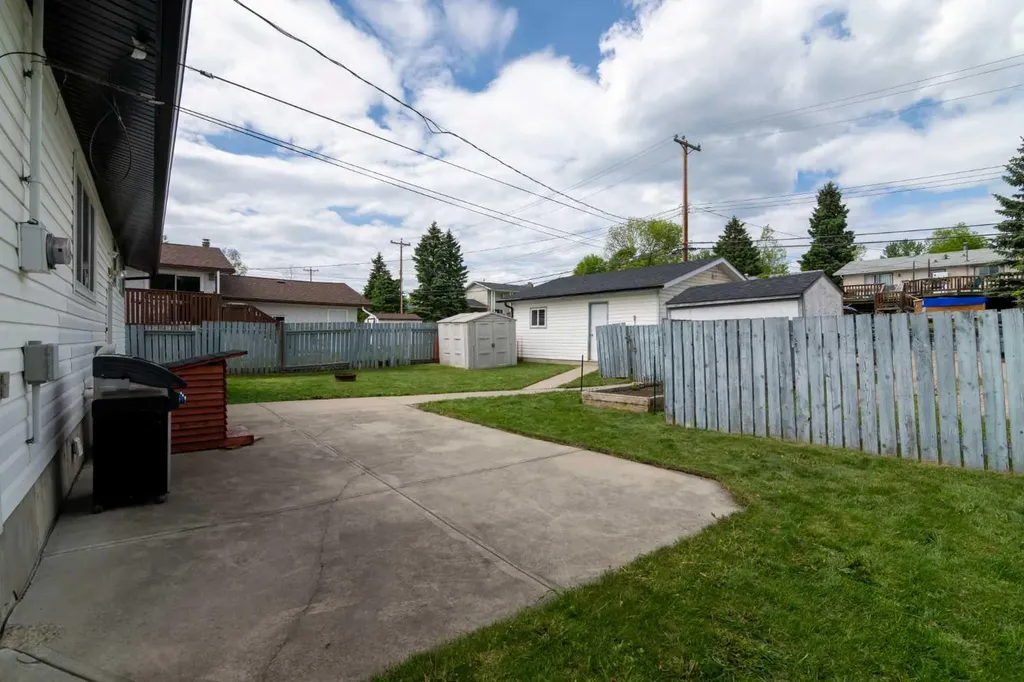 5320 12 Avenue Edson AB T7E 1J8
