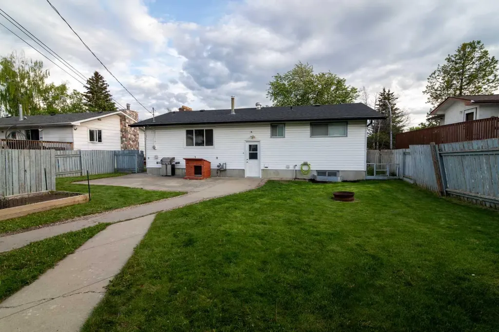 5320 12 Avenue Edson AB T7E 1J8