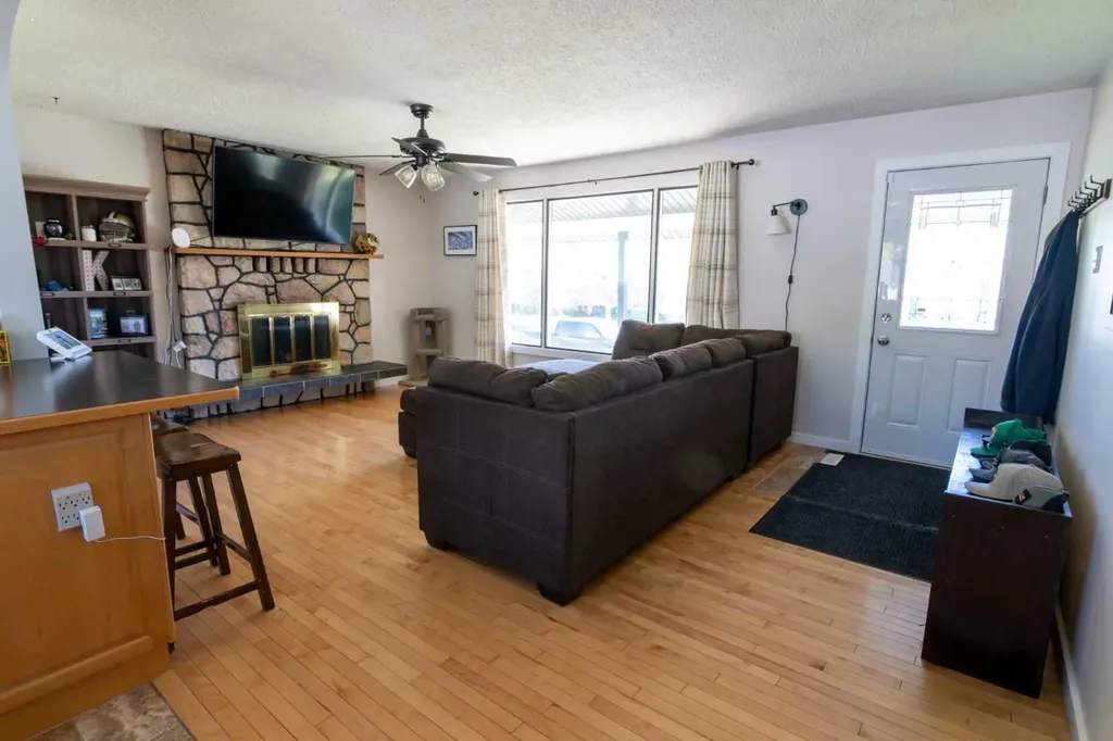 5320 12 Avenue Edson AB T7E 1J8