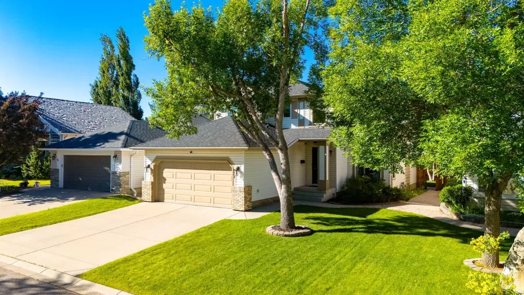 37 Douglasview Circle SE Calgary AB T2Z 2P4