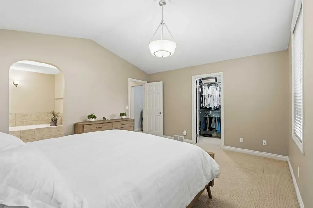 514 22 Avenue NE Calgary AB T2E 1T9