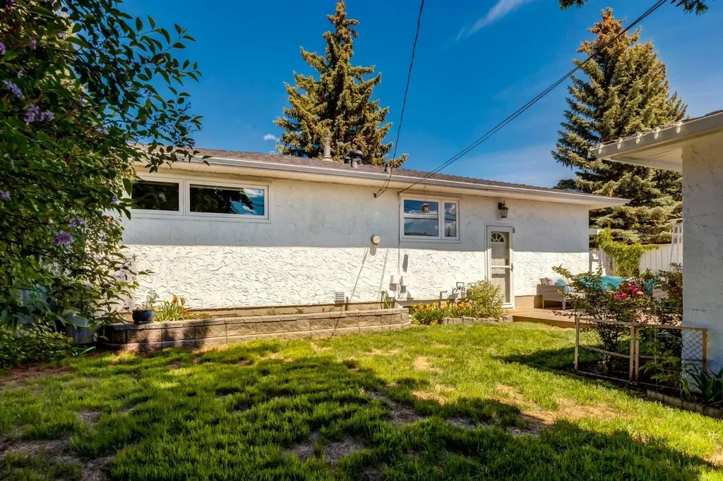 9559 Assiniboine Road SE Calgary AB T2J0Z5