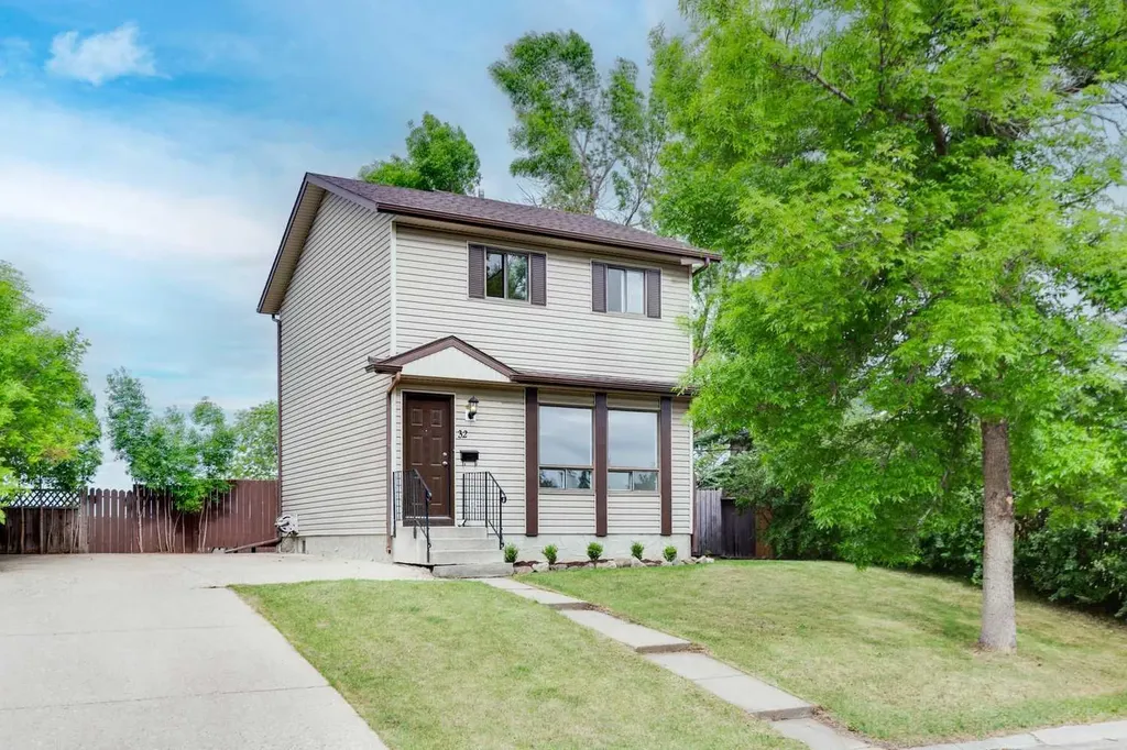 32 Castleglen Way NE Calgary AB T3J 1T3