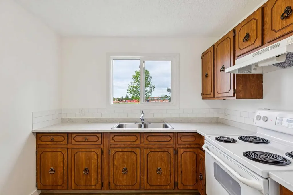 32 Castleglen Way NE Calgary AB T3J 1T3
