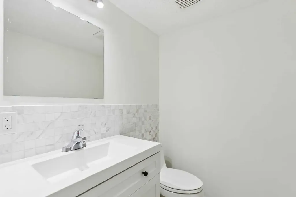 32 Castleglen Way NE Calgary AB T3J 1T3