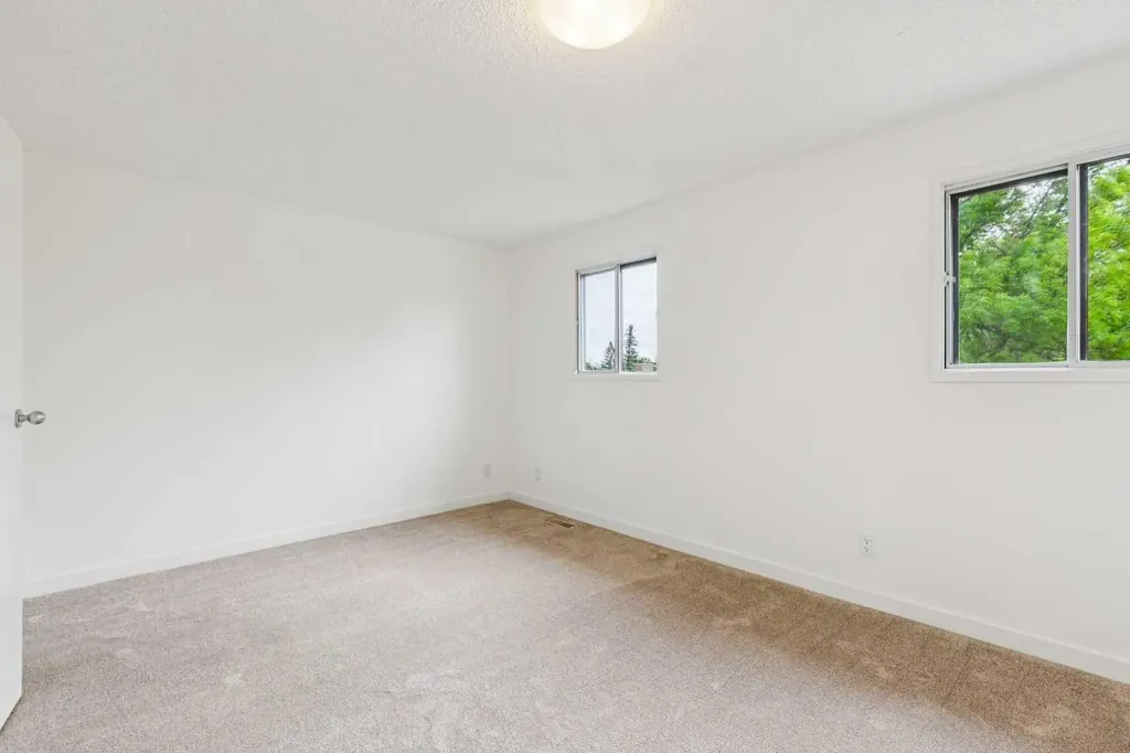 32 Castleglen Way NE Calgary AB T3J 1T3