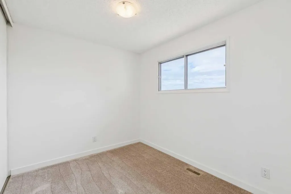 32 Castleglen Way NE Calgary AB T3J 1T3