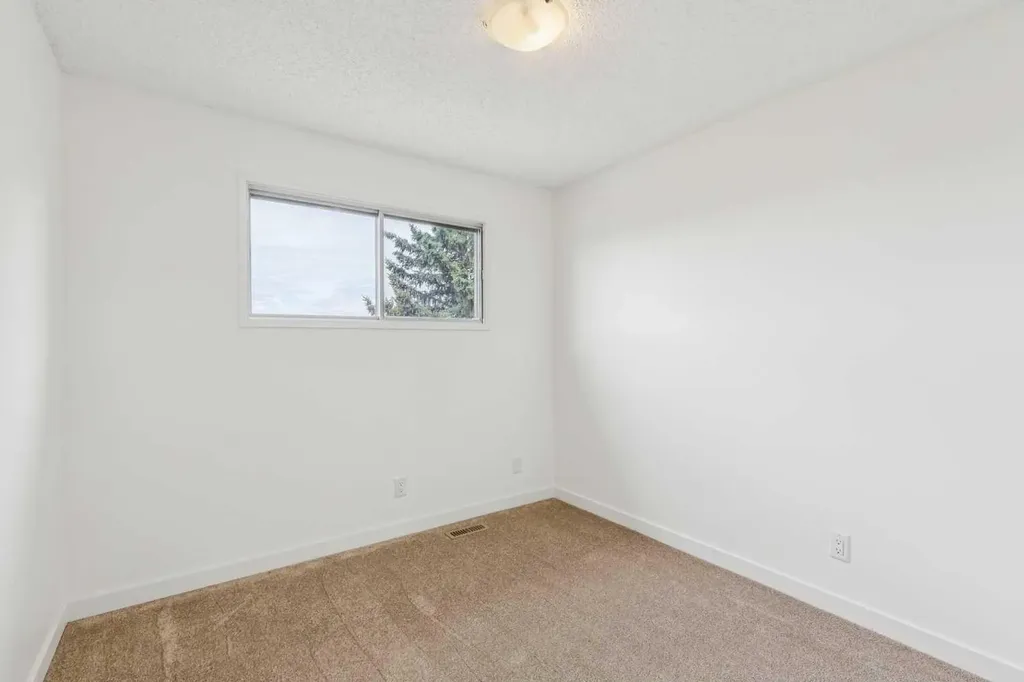 32 Castleglen Way NE Calgary AB T3J 1T3