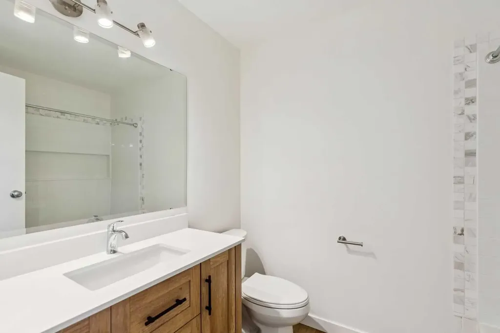 32 Castleglen Way NE Calgary AB T3J 1T3