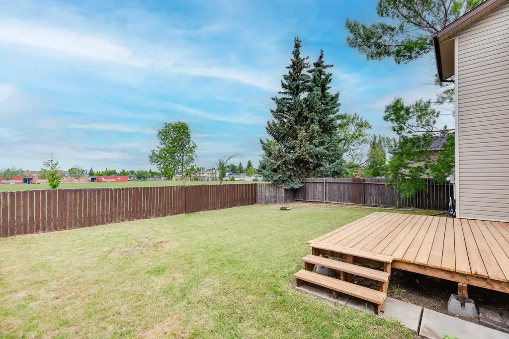 32 Castleglen Way NE Calgary AB T3J 1T3