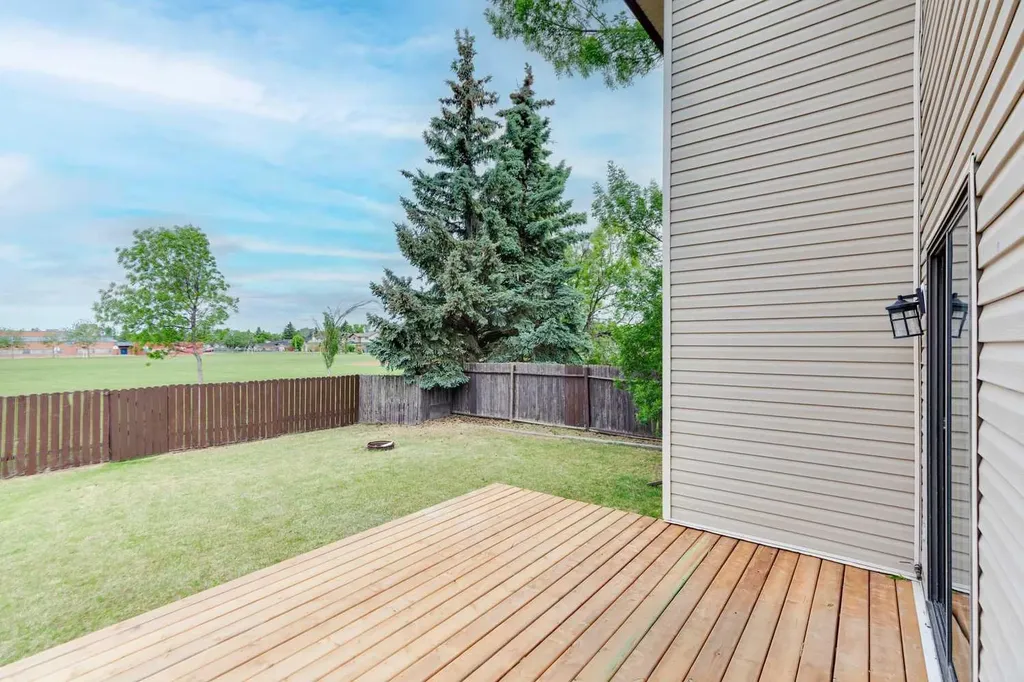 32 Castleglen Way NE Calgary AB T3J 1T3