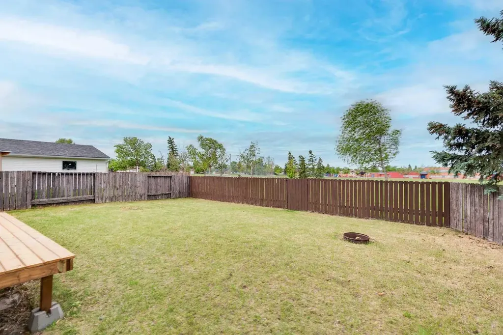 32 Castleglen Way NE Calgary AB T3J 1T3