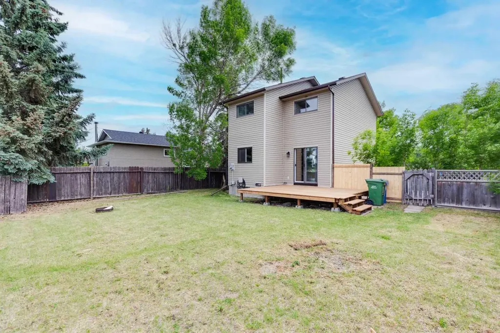 32 Castleglen Way NE Calgary AB T3J 1T3