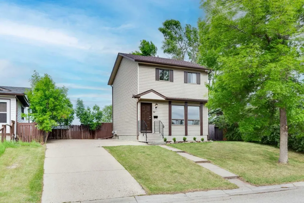 32 Castleglen Way NE Calgary AB T3J 1T3