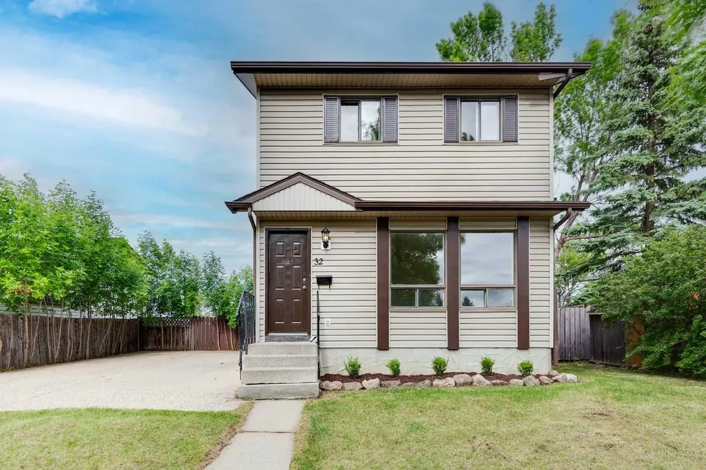 32 Castleglen Way NE Calgary AB T3J 1T3