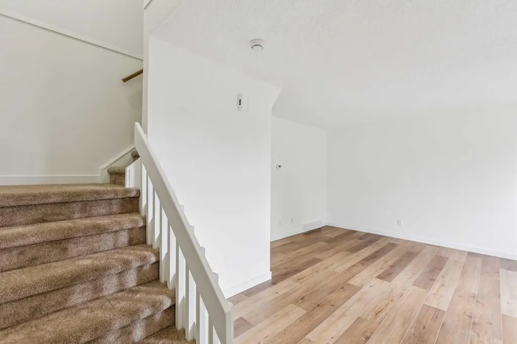 32 Castleglen Way NE Calgary AB T3J 1T3