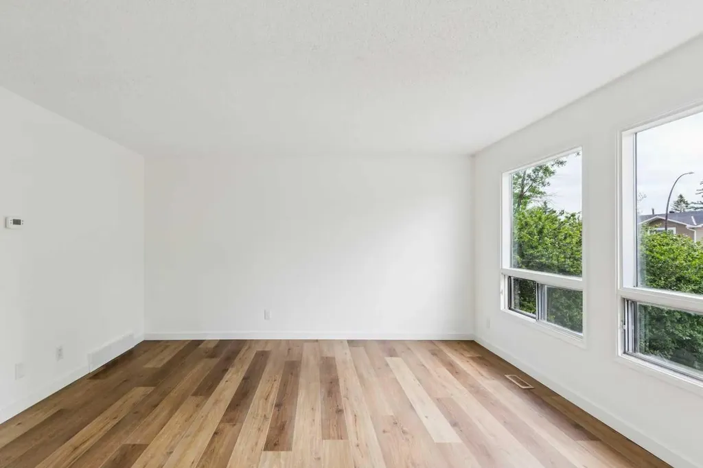 32 Castleglen Way NE Calgary AB T3J 1T3
