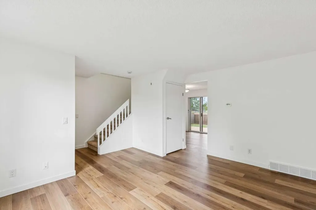 32 Castleglen Way NE Calgary AB T3J 1T3