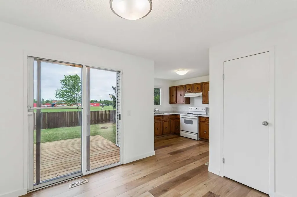 32 Castleglen Way NE Calgary AB T3J 1T3