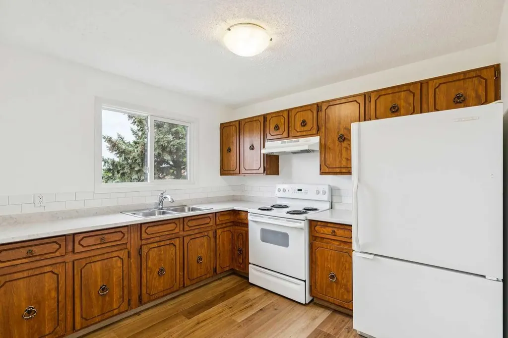32 Castleglen Way NE Calgary AB T3J 1T3