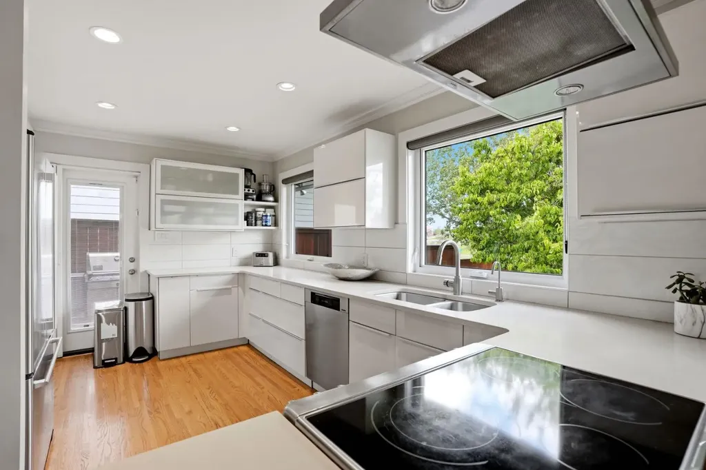 1508 Windsor Street NW Calgary AB T2N3X3