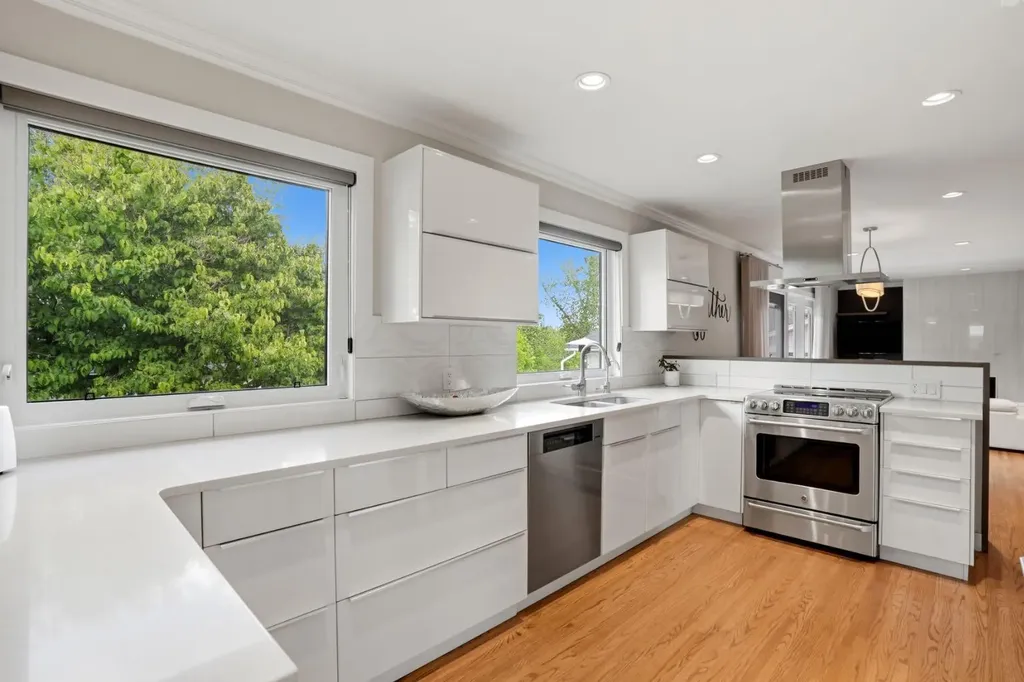 1508 Windsor Street NW Calgary AB T2N3X3