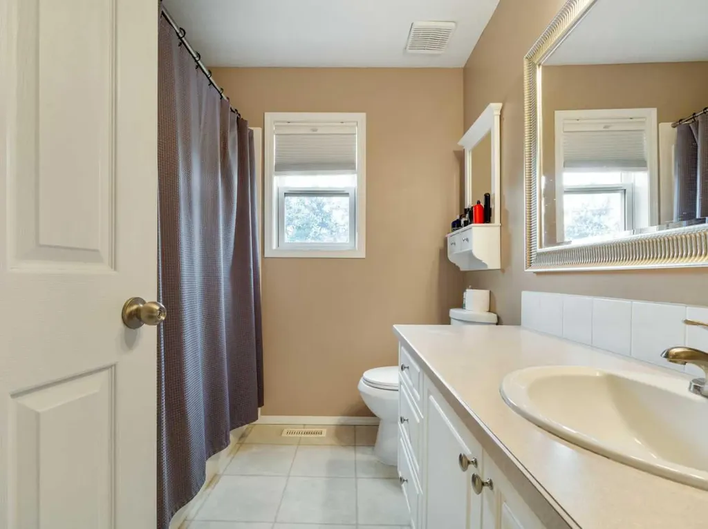 123 Stoney Crescent W Lethbridge AB T1K 7B2