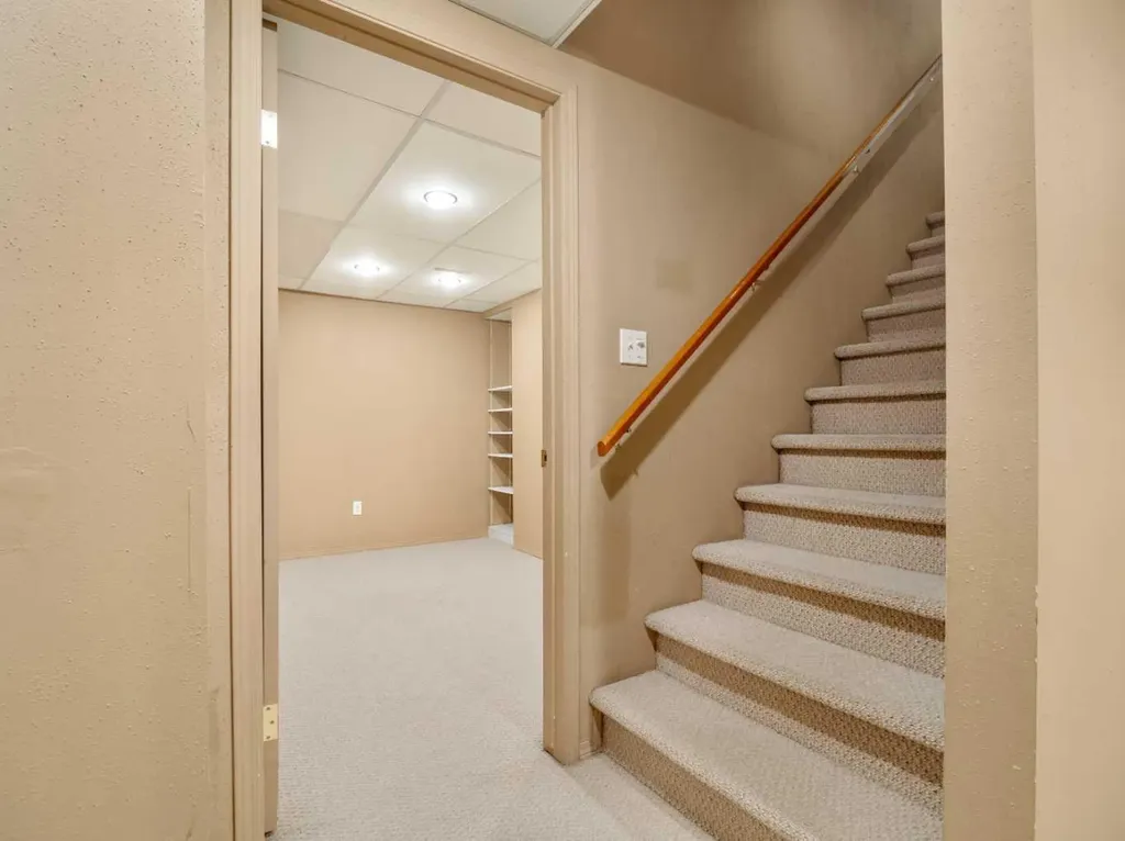 123 Stoney Crescent W Lethbridge AB T1K 7B2
