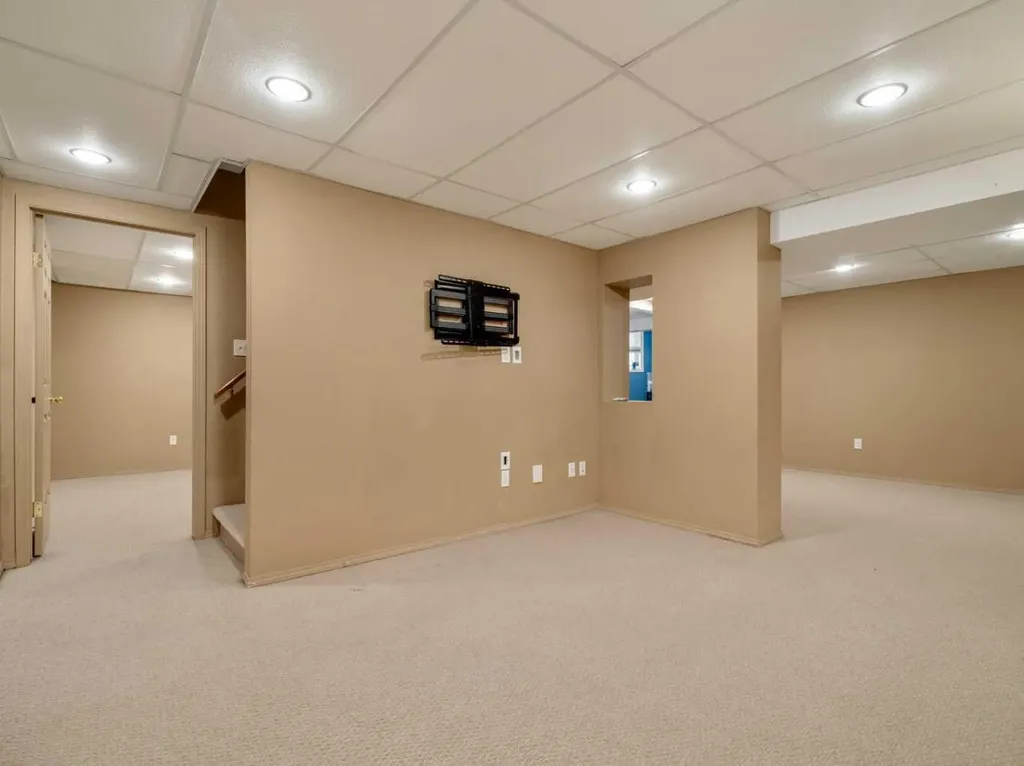 123 Stoney Crescent W Lethbridge AB T1K 7B2
