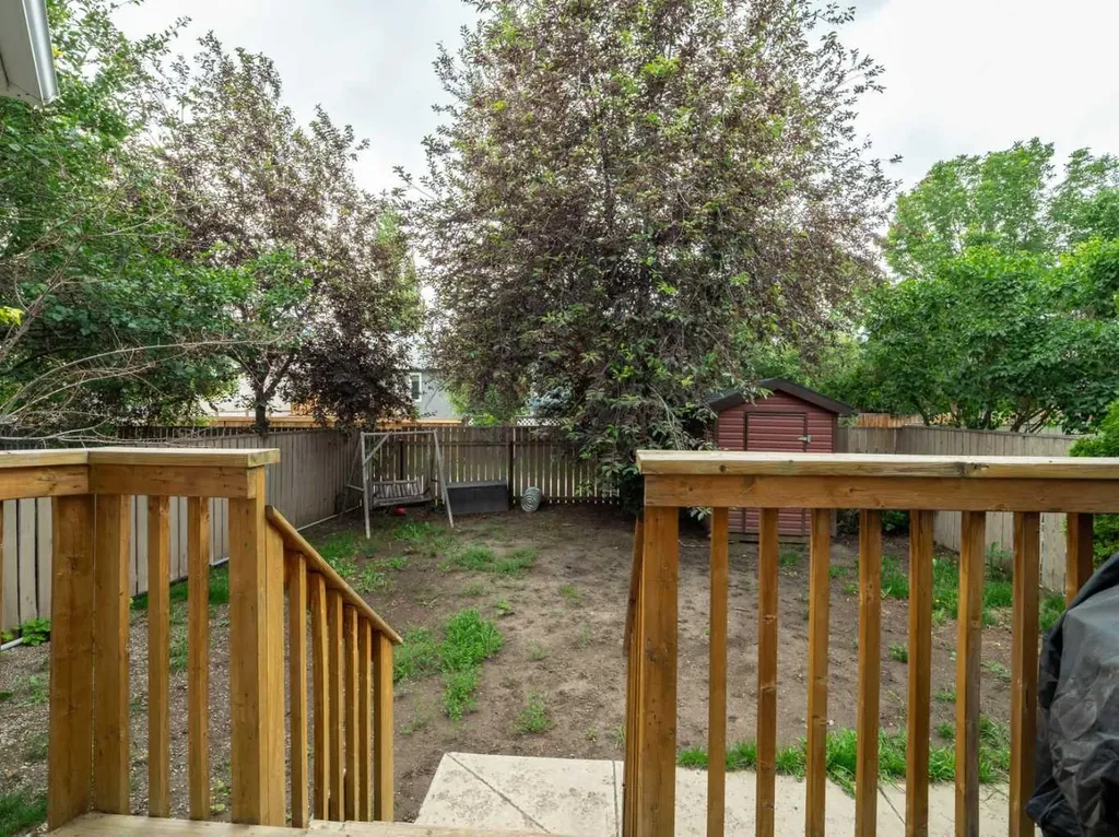 123 Stoney Crescent W Lethbridge AB T1K 7B2