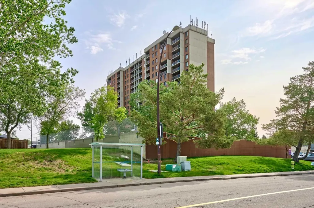 4944 Dalton Drive NW Calgary AB T3A 2E6