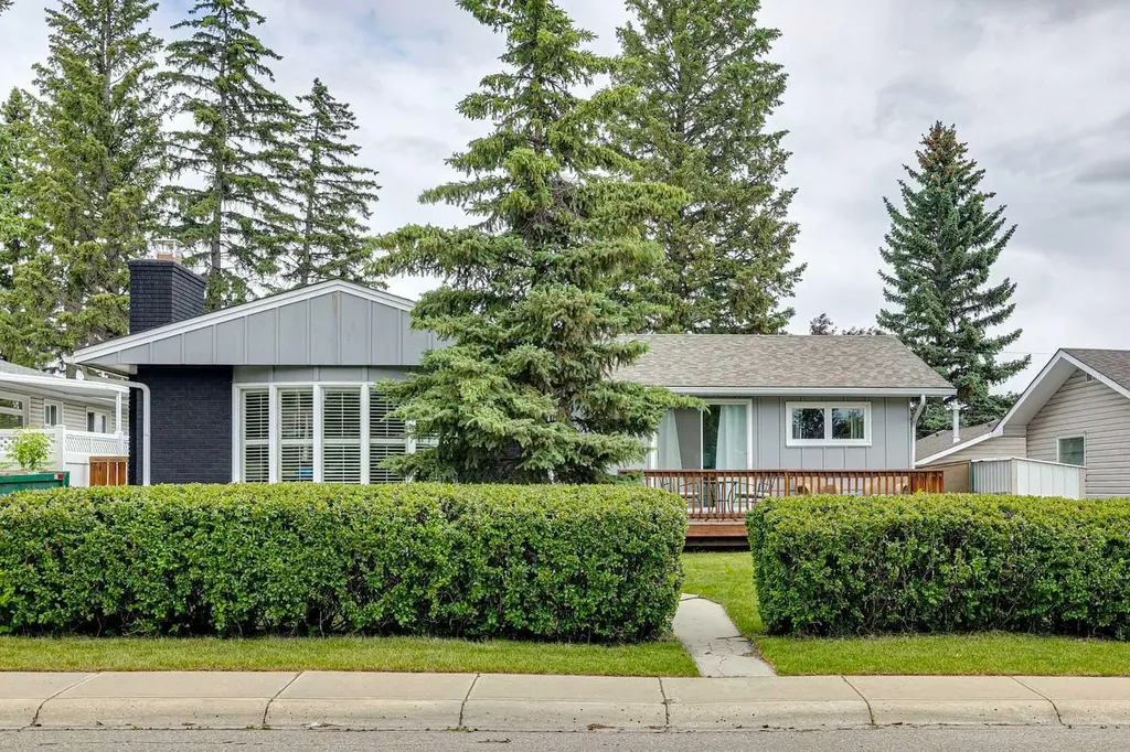 63 Hogarth Crescent SW Calgary AB T2V 3A8