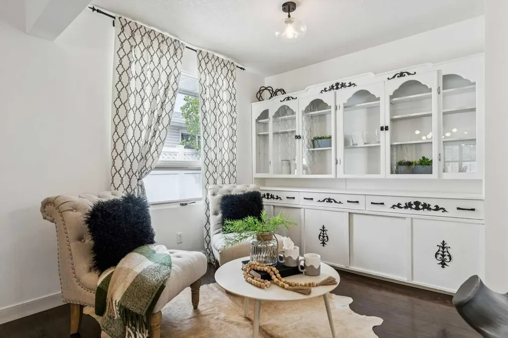 63 Hogarth Crescent SW Calgary AB T2V 3A8
