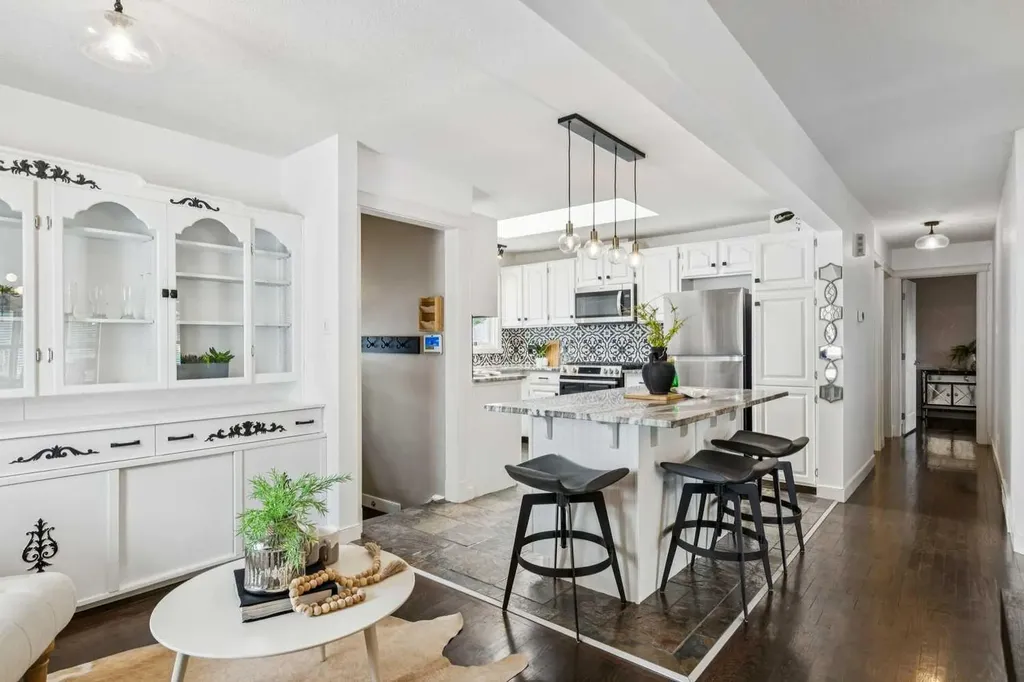 63 Hogarth Crescent SW Calgary AB T2V 3A8