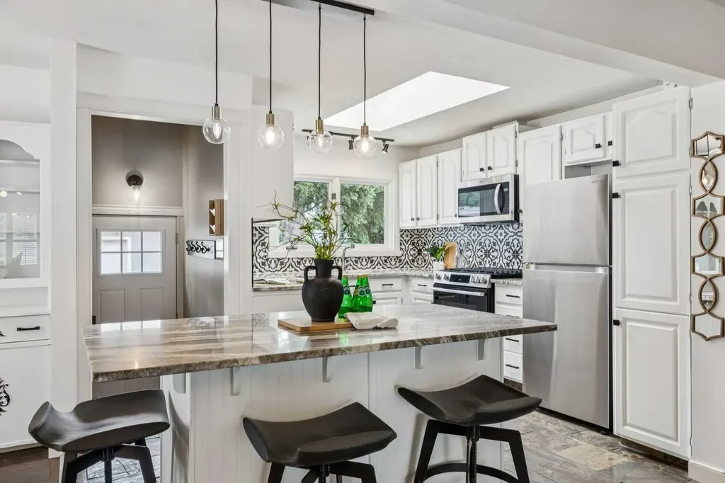 63 Hogarth Crescent SW Calgary AB T2V 3A8