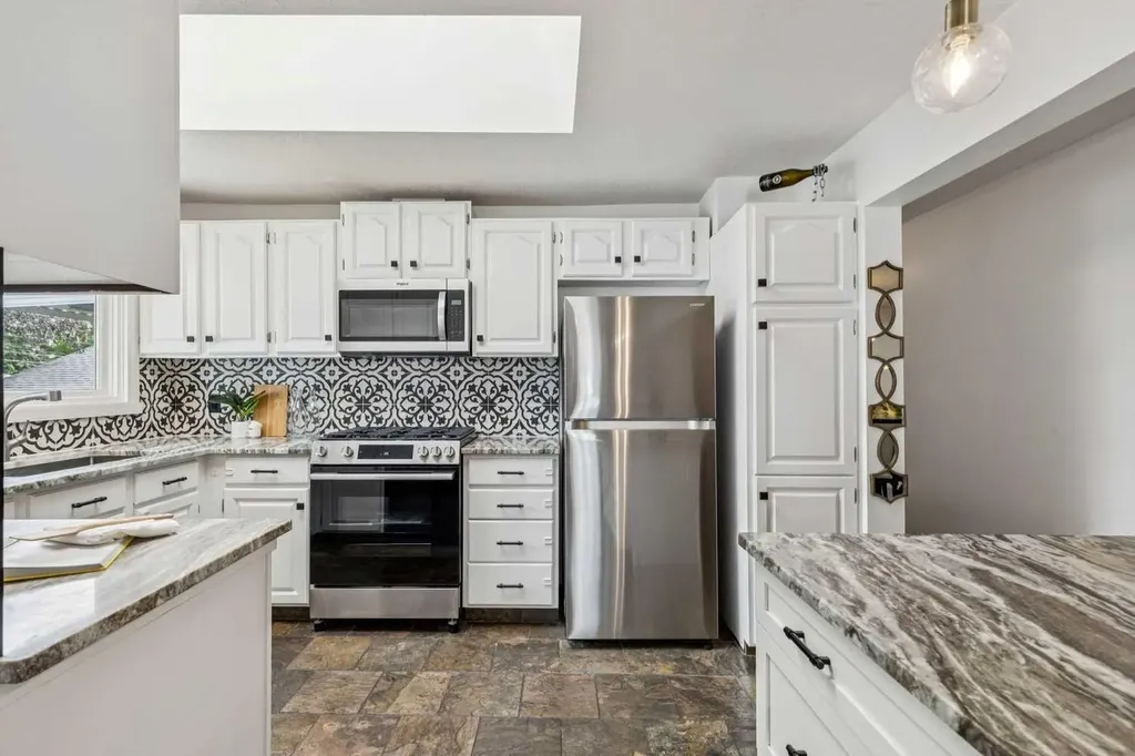 63 Hogarth Crescent SW Calgary AB T2V 3A8