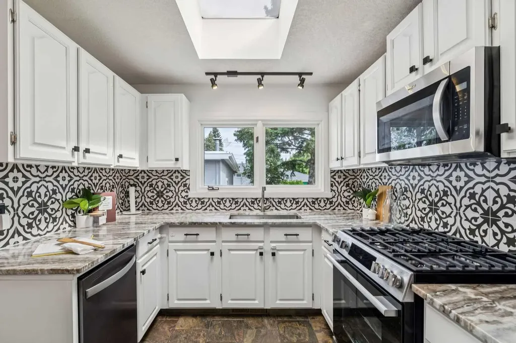 63 Hogarth Crescent SW Calgary AB T2V 3A8