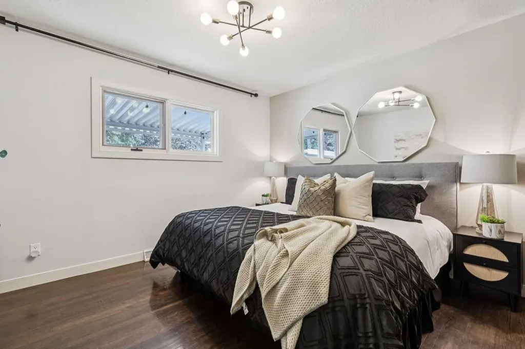 63 Hogarth Crescent SW Calgary AB T2V 3A8